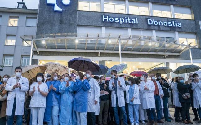 Concentración de personal sanitario por la crisis que se vive en la OSI Donostialdea
