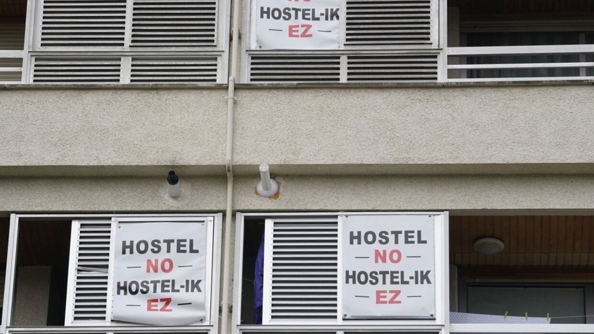 Ventanas del paseo de Arriola 15, donde se ha habilitado un hostel que rechazan los vecinos del edificio