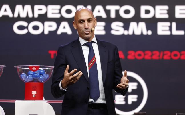 El presidente de la Federación Española, Luis Rubiales, durante el sorteo de Copa celebrado ayer. El presidente de la Federación Española, Luis Rubiales, durante el sorteo de Copa celebrado ayer.