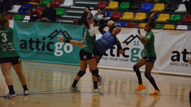 Paula Arcos intenta un lanzamiento a portería, en el partido disputado en Elche. Paula Arcos intenta un lanzamiento a portería, en el partido disputado en Elche.