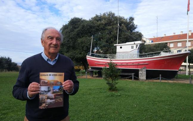 Juan Manuel Goikoetxea, &lsquo;Motores&rsquo;, muestra la portada de su libro &lsquo;Gorliz, de ayer a hoy&rsquo;.