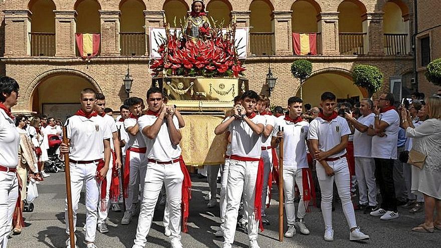 Las Reinas de las fiestas de 2020, 2021 y 2022 junto a las Damas, la Reina infantil y los Quintos.