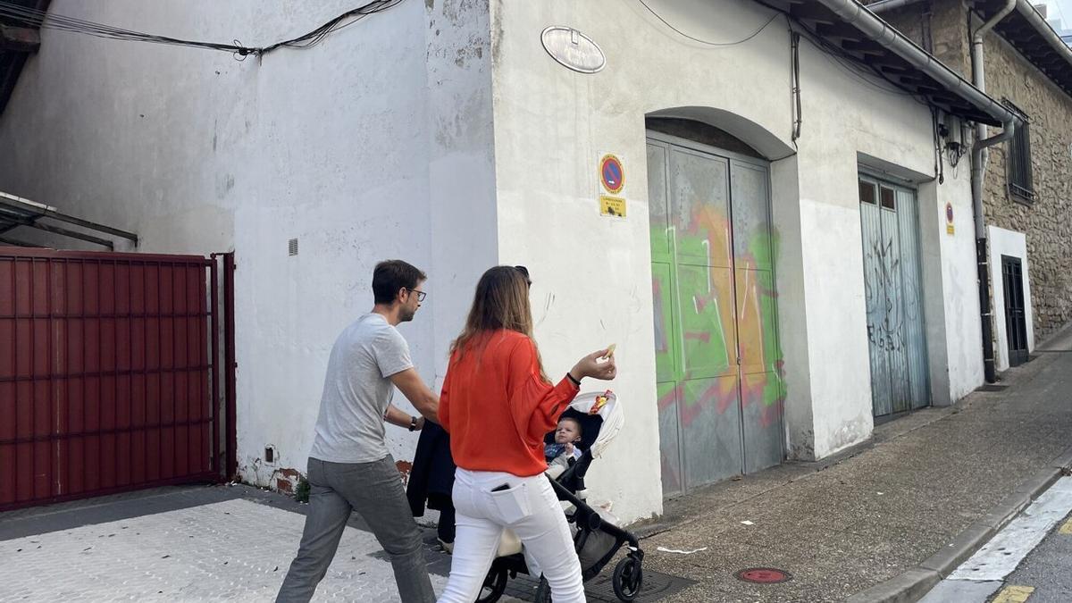 Una familia pasa junto a la antigua perrera, que se convertirá en sede vecinal, en la calle Amara 21