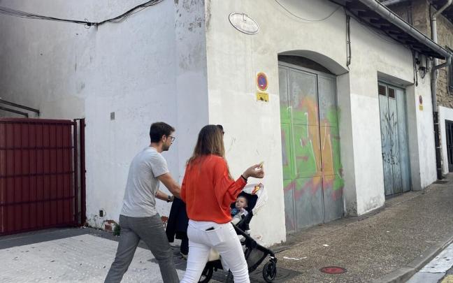 Una familia pasa junto a la antigua perrera, que se convertir&aacute; en sede vecinal, en la calle Amara 21