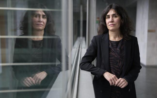 Laura Pego, en uno de los pasillos del Parlamento de Navarra.