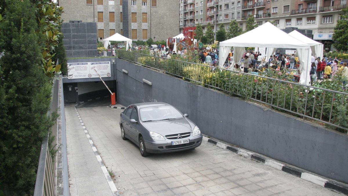 Vehículo saliendo del parking de la plaza Juan de Ayala. Foto: Alex Larretxi