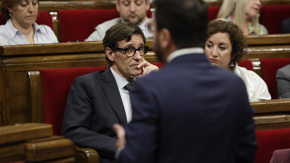 El socialista Salvador Illa sigue el discurso de Pere Aragonès durante el último pleno en el Parlament.