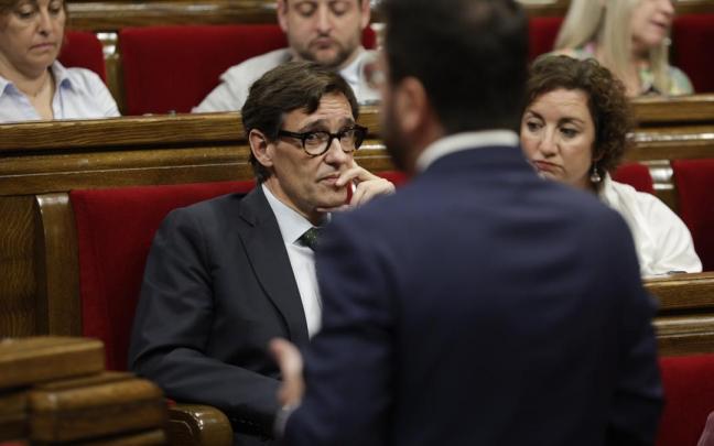 El socialista Salvador Illa sigue el discurso de Pere Aragonès durante el último pleno en el Parlament.