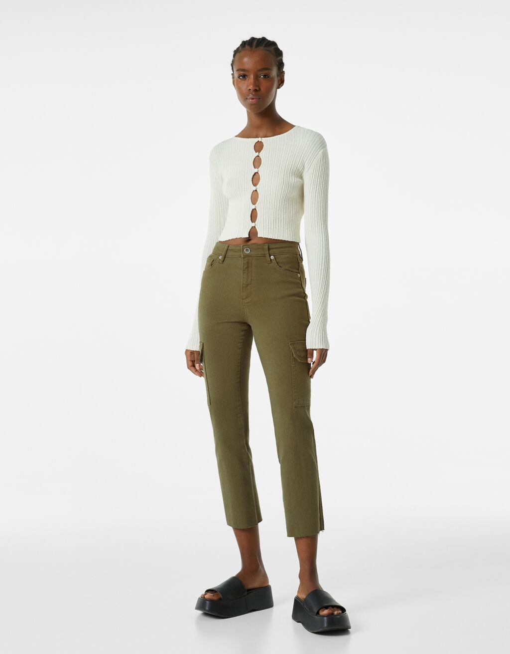 Pantalón verde caqui.