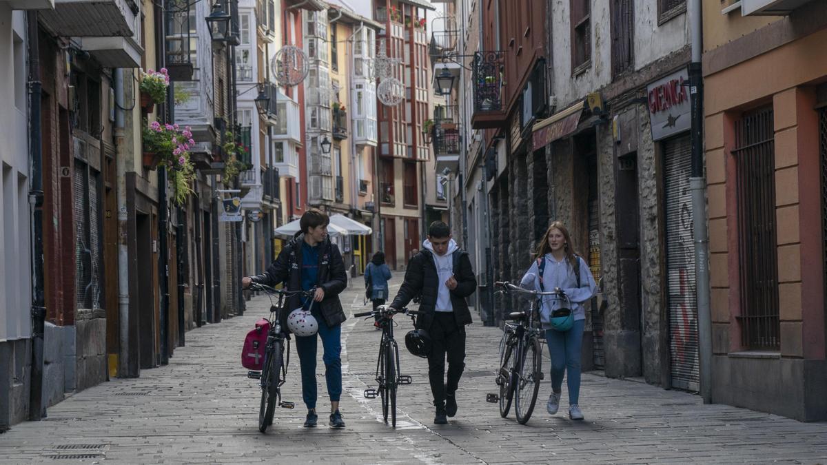 Jóvenes paseando por el Casco Viejo de Vitoria