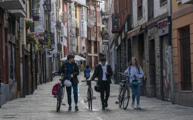 Jóvenes paseando por el Casco Viejo de Vitoria