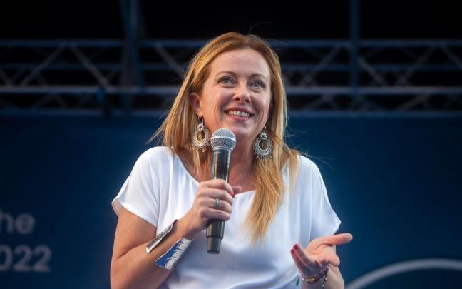 Giorgia Meloni lidera la coalición que las encuestas dan por ganadora tas reclutar a Salvini y a Berlusconi. Giorgia Meloni lidera la coalición que las encuestas dan por ganadora tas reclutar a Salvini y a Berlusconi.