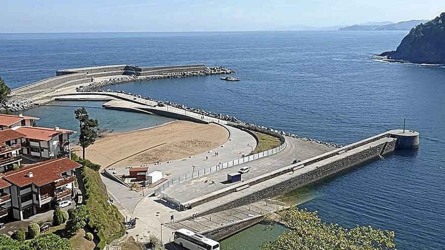 Vista del muelle de tambor y la playa, con el dique al fondo. | FOTO: J.L.