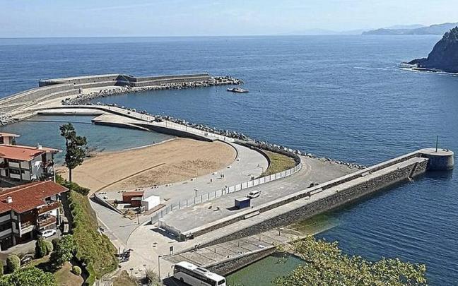 Vista del muelle de tambor y la playa, con el dique al fondo. | FOTO: J.L. Vista del muelle de tambor y la playa, con el dique al fondo. | FOTO: J.L.
