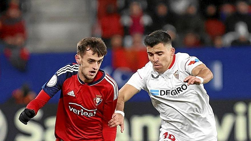 Aimar Oroz controla el balón ante el sevillista Acuña, campeón del mundo con Argentina.