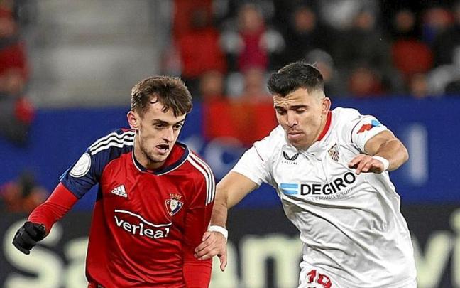 Aimar Oroz controla el balón ante el sevillista Acuña, campeón del mundo con Argentina. Aimar Oroz controla el balón ante el sevillista Acuña, campeón del mundo con Argentina.