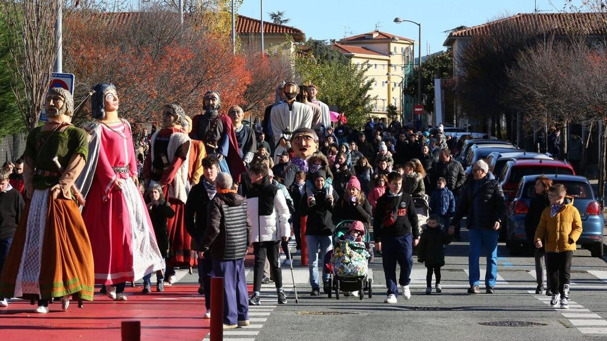 Kalejira de la comparsa de gigantes de la Txantrea, obligados a ir por la acera.