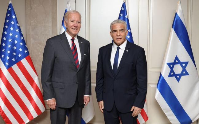 Joe Biden junto al primer ministro israel&iacute; Yair Lapid.