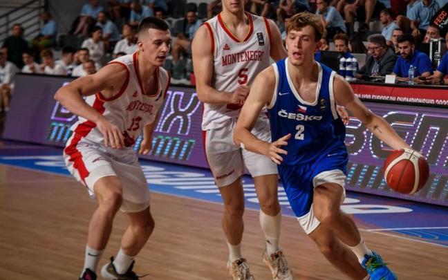 Hanzlik ante dos jugadores de Montenegro Hanzlik ante dos jugadores de Montenegro