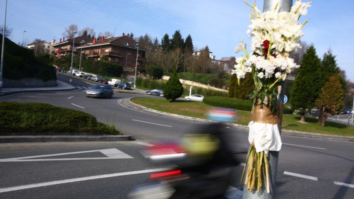 Un ramo de flores tras un accidente de tráfico mortal, en el vial que une los barrios donostiarras de Ibaeta y Amara.