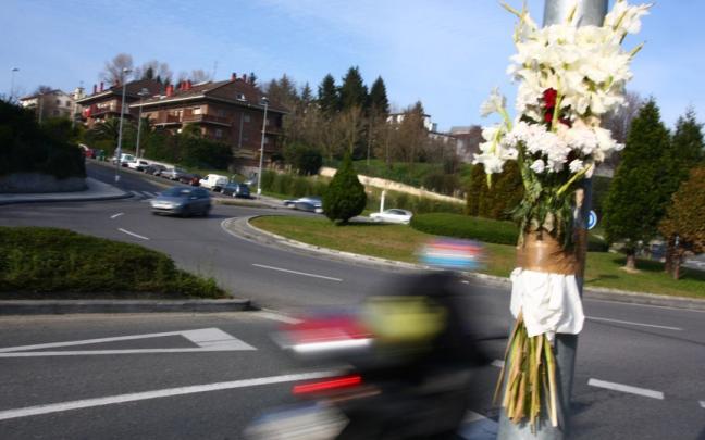 Un ramo de flores tras un accidente de tráfico mortal, en el vial que une los barrios donostiarras de Ibaeta y Amara. Un ramo de flores tras un accidente de tráfico mortal, en el vial que une los barrios donostiarras de Ibaeta y Amara.