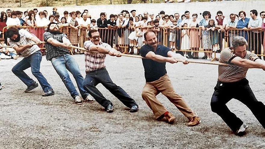 Prueba de sokatira en las fiestas de Urazandi de 1983. | FOTO: N.G.