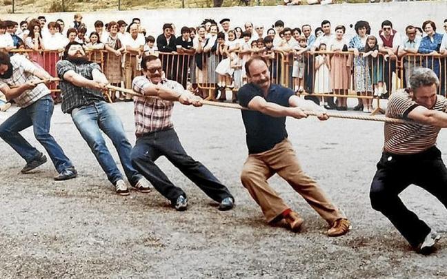 Prueba de sokatira en las fiestas de Urazandi de 1983. | FOTO: N.G.
