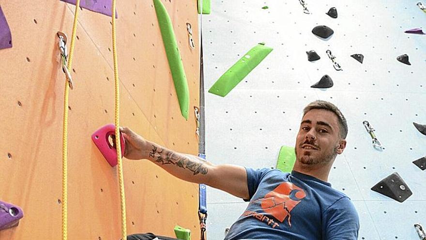 Imanol Iribarren, en una de las paredes verticales del rocódromo del centro deportivo Mugarki, en Arizkun.