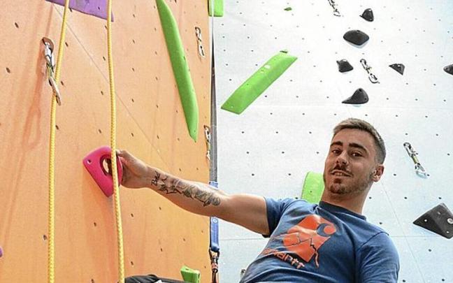 Imanol Iribarren, en una de las paredes verticales del rocódromo del centro deportivo Mugarki, en Arizkun.