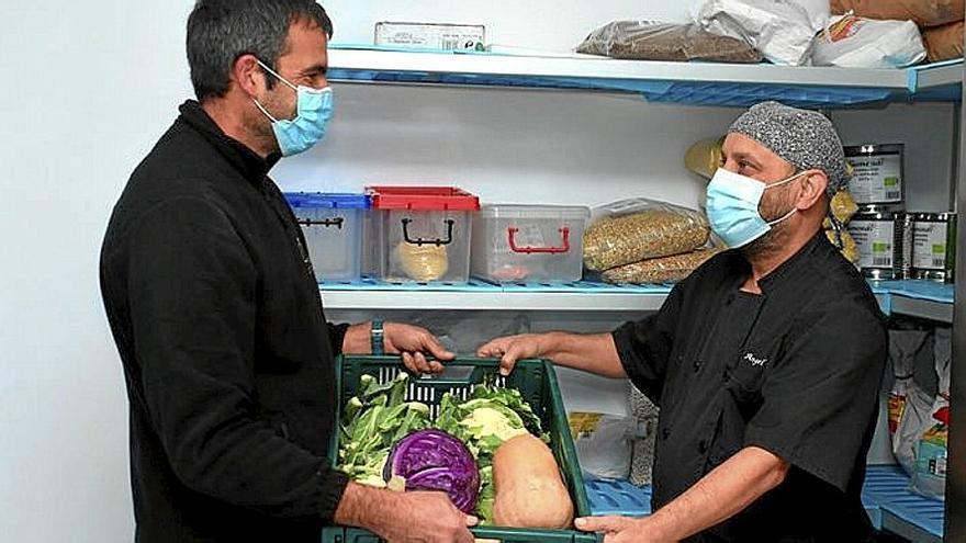 Un repartidor de Ekoalde entrega las verduras al centro escolar.