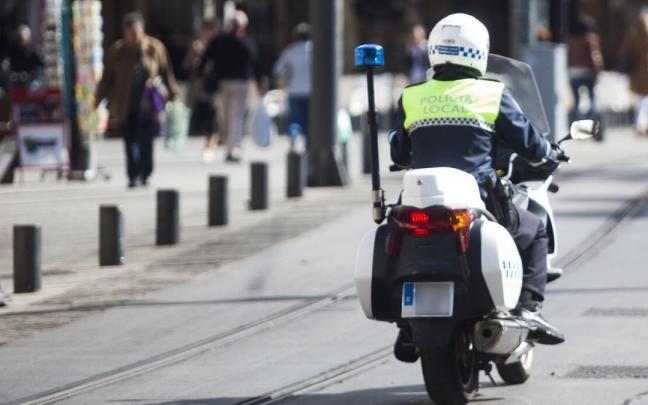 Agente de la Polic&iacute;a Local de Vitoria patrulla a lomos de su motocicleta.