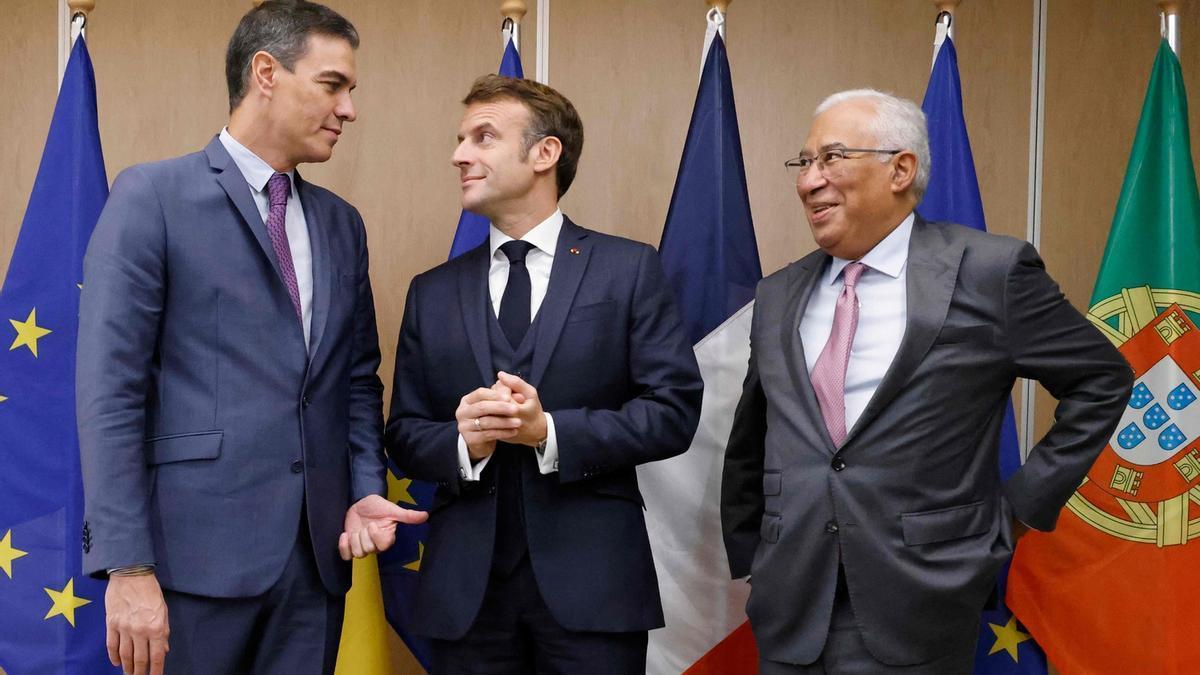 Pedro Sánchez, Emmanuel Macron y António Costa, tras el anuncio del acuerdo ayer en Bruselas.