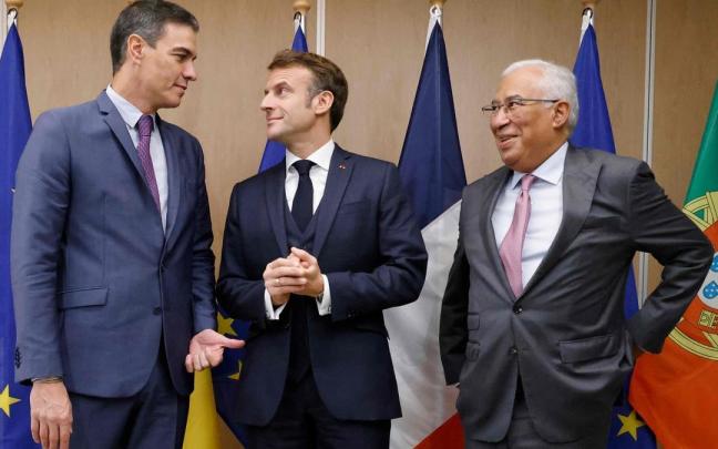 Pedro Sánchez, Emmanuel Macron y António Costa, tras el anuncio del acuerdo ayer en Bruselas.