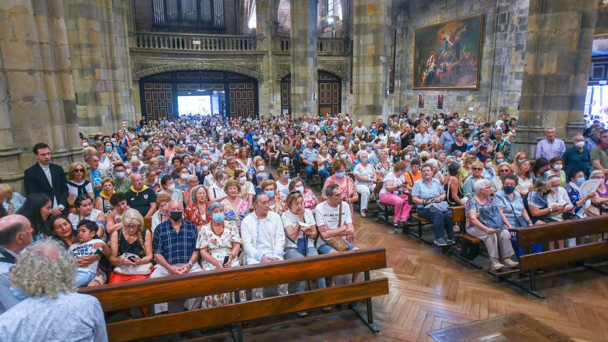 La basílica estuvo repleta de fieles que quisieron visitar a la virgen en su día