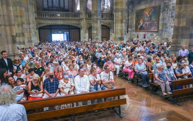 La basílica estuvo repleta de fieles que quisieron visitar a la virgen en su día La basílica estuvo repleta de fieles que quisieron visitar a la virgen en su día
