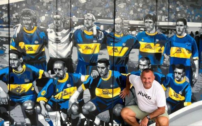 Javi Moreno posa en Mendizorroza. | FOTO: TWITTER @JAVI_MORENO_9