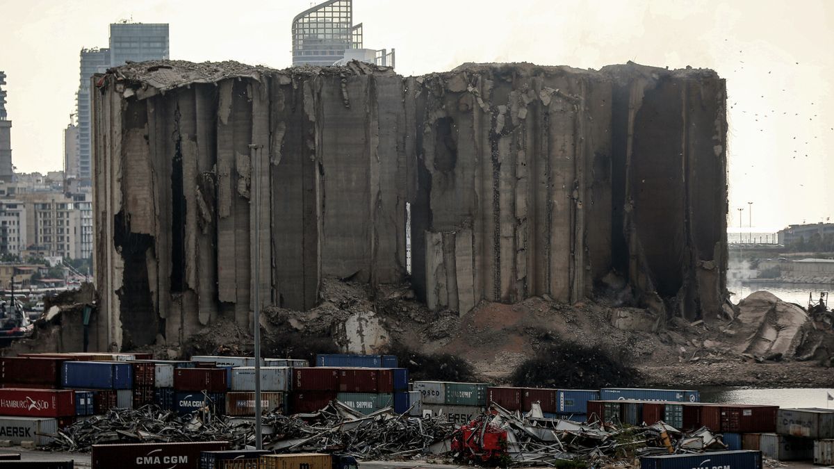 Los restos de los silos del puerto de Beirut que quedaron en pie tras la gran explosión que causó más de 200 muertos han colapsado parcialmente.
