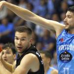 Emir Sulejmanovic protege el bal&oacute;n ante V&iacute;ctor Arteaga.