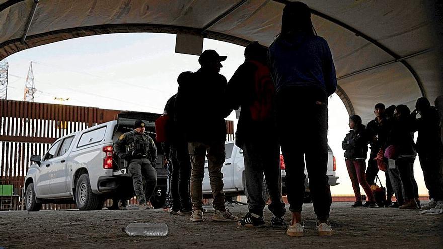 Un grupo de migrantes son interceptados cuando intentaban cruzar la frontera de México con Estados Unidos en Arizona.