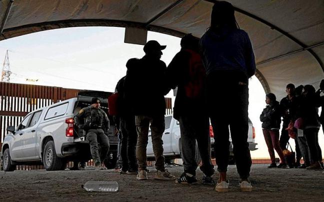Un grupo de migrantes son interceptados cuando intentaban cruzar la frontera de M&eacute;xico con Estados Unidos en Arizona.