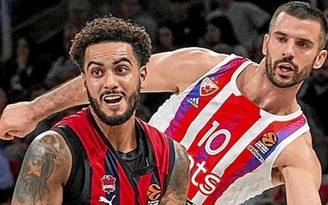 Howard, en la imagen en el duelo contra el Estrella Roja, viaj&oacute; ayer con el equipo.