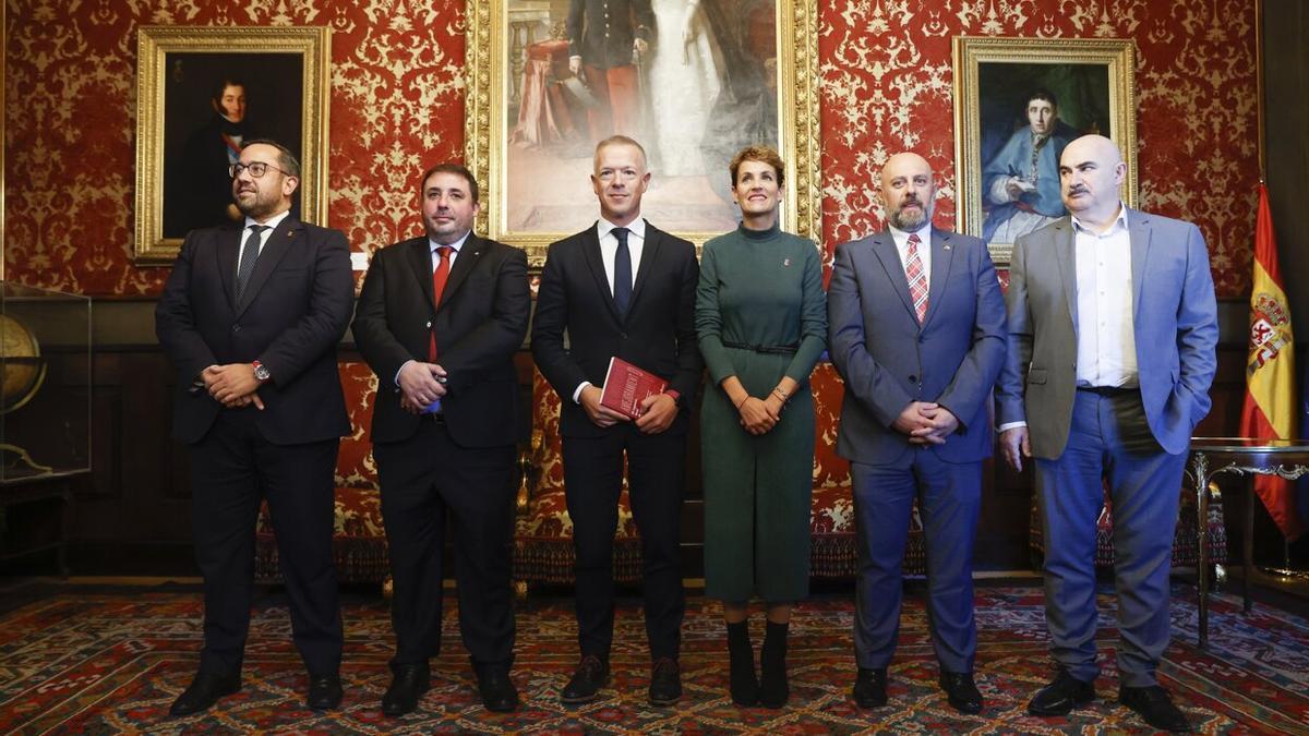 El presidente del Senado, Ander Gil,y la presidenta de Navarra, María Chivite, con los vicepresidentes Javier Remírez y José Mari Aierdi, el presidente del Parlamento Unai Hualde y el delegado del Gobierno en Navarra, José Luis Arasti, durante la celebración del 40º aniversario de la Lorafna