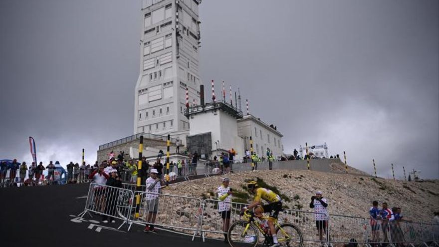 Vingegaard dejó a Pogacar durante unos segundos en el Mont Ventoux, pero el esloveno recuperó en el descenso.