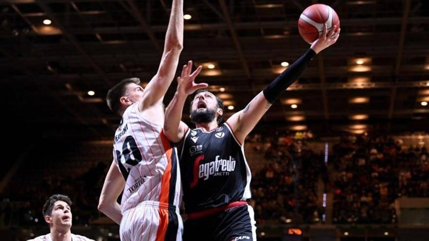 Belinelli trata de anotar durante la final de la Copa de Italia disputada entre la Virtus Bolonia y el Brescia