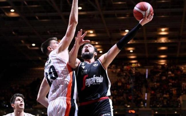 Belinelli trata de anotar durante la final de la Copa de Italia disputada entre la Virtus Bolonia y el Brescia Belinelli trata de anotar durante la final de la Copa de Italia disputada entre la Virtus Bolonia y el Brescia