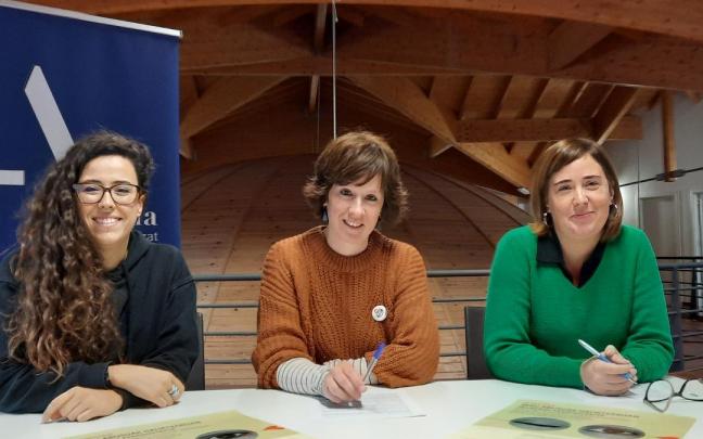 Uxana Agirresarobe, Leire Goenaga eta Jone de la Cruz jardunaldien aurkezpenean