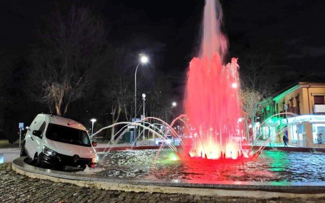 La furgoneta, dentro de la fuente luminosa.