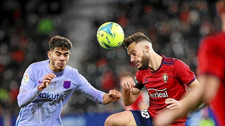 Abde y Roberto Torres, en el partido en El Sadar.