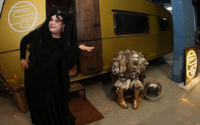 Estefanía de Paz Asín, caracterizada, nos invita a subir a 'Las maravillas de Júpiter'.