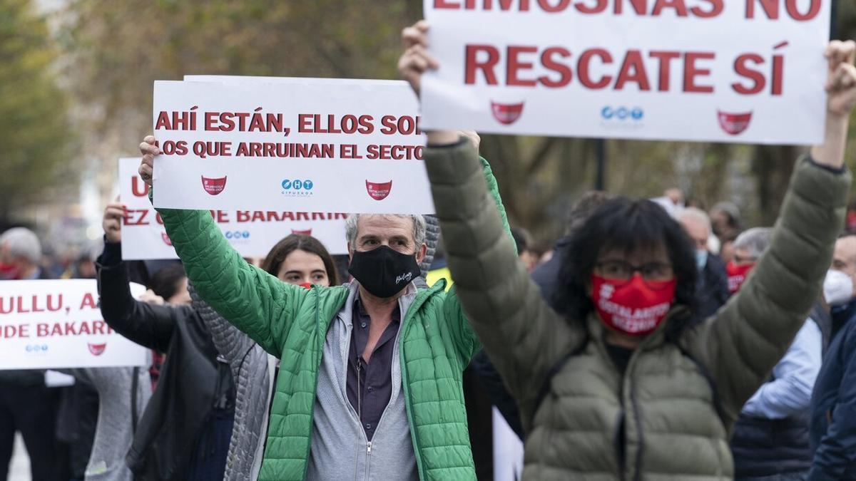 Hosteleros durante una manifestación en Donostia reclamando ayudas por el cierre del sector durante la pandemia.